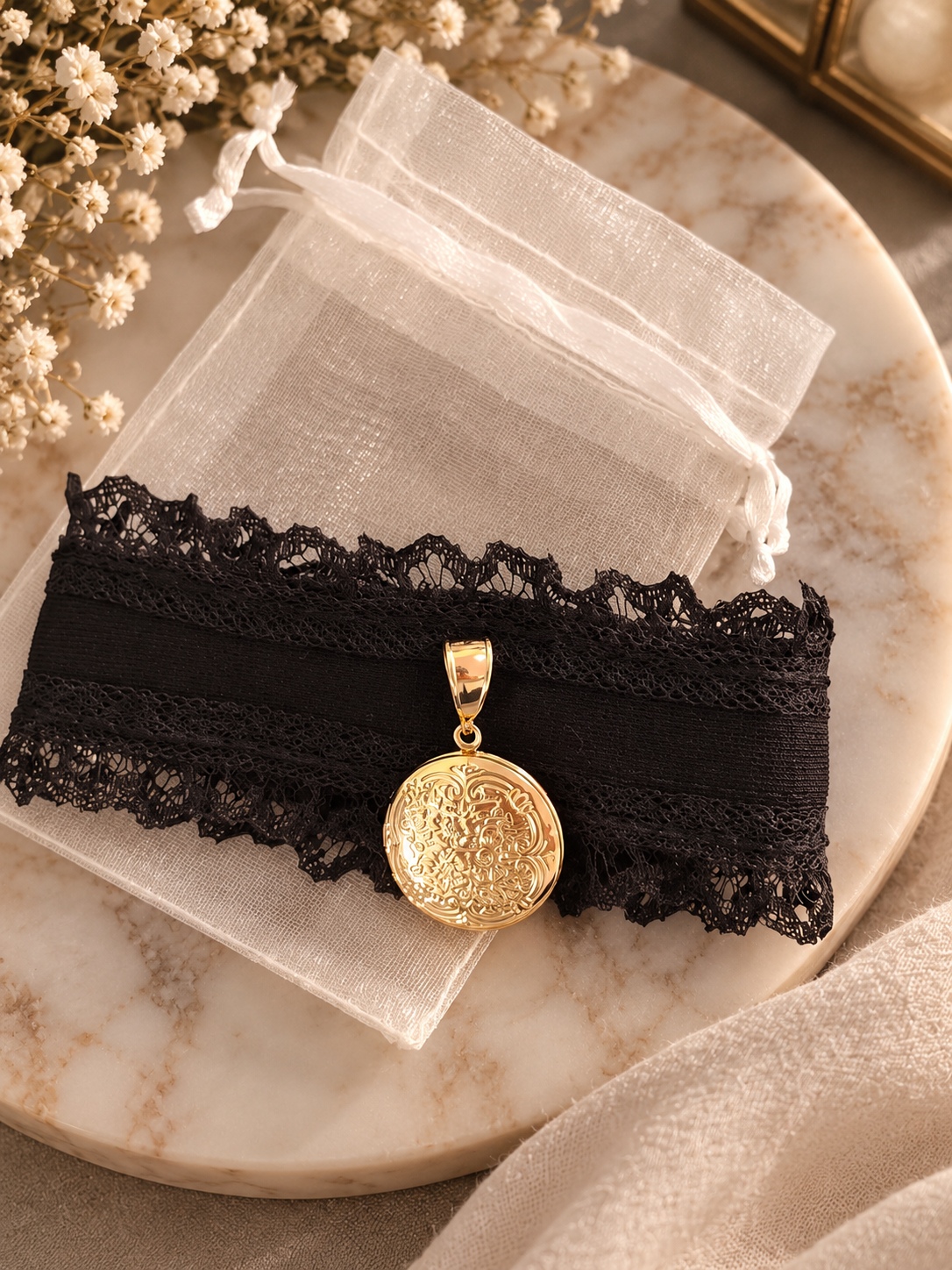 Pulsera de tela con dije de acero inoxidable